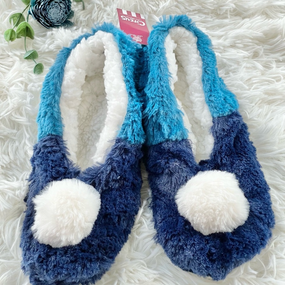 New with tags CIRCUS BY SAM EDELMAN COZY SOFT SLIPPERS w/Gel Grips at the bottom